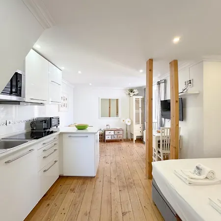 Comfort In The Heart Of Alfama #1985 Lissabon