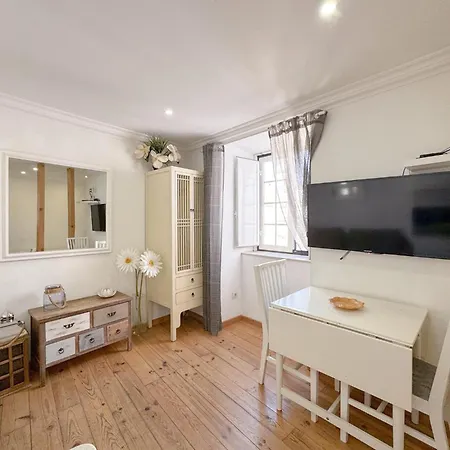 Comfort In The Heart Of Alfama #1985 * Лісабон