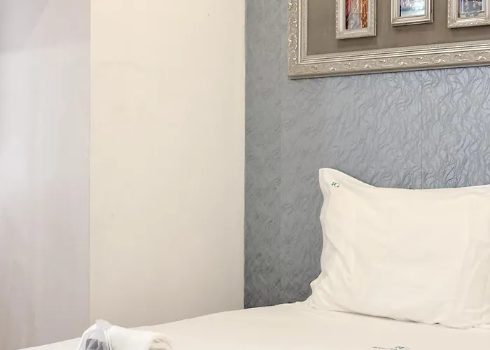 Comfort In The Heart Of Alfama #1985 *