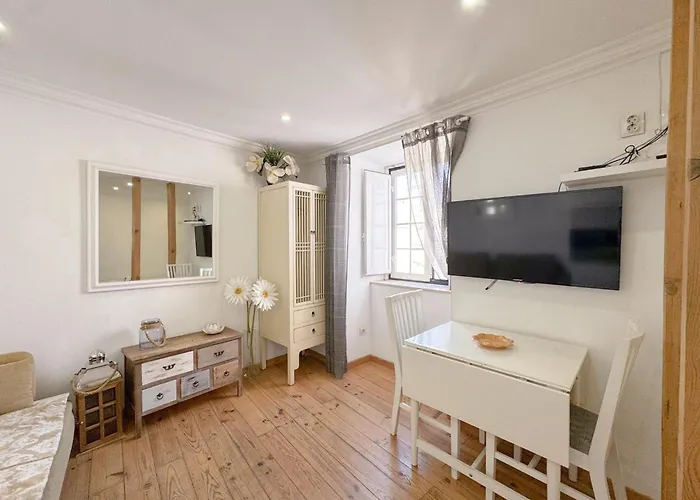 Comfort In The Heart Of Alfama #1985 * Lisboa